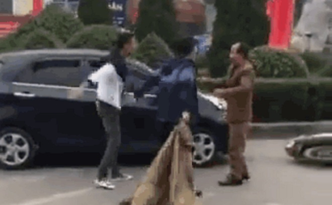 Hai thanh niên đi ô tô, lột áo mưa, đánh đập người già giữa đường