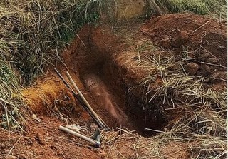 Hãi hùng phát hiện quả bom hơn 1 tấn sau khu nhà ở của giáo viên