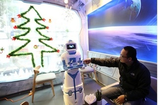 Hà Nội: Lần đầu xuất hiện Robot làm nhân viên phục vụ quán cà phê