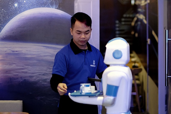 Hà Nội: Lần đầu xuất hiện Robot làm nhân viên phục vụ quán cà phê