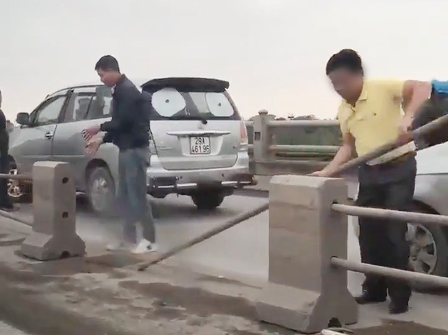 Triệu tập tài xế ô tô tháo dải phân cách trên cầu Thanh Trì 