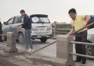 Triệu tập tài xế ô tô tháo dải phân cách cầu Thanh Trì để trốn CSGT