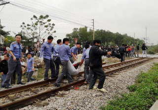 Hà Nam: Tàu SE8 tông chết 2 người đàn ông cố băng qua đường sắt