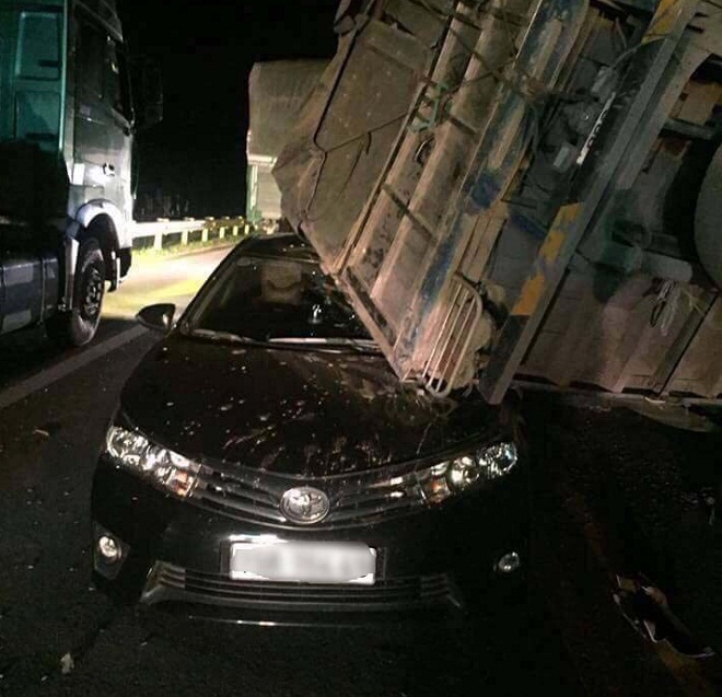 Tai nạn kinh hoàng, xe tải đè bẹp ô tô trên cao tốc Nội Bài - Lào Cai