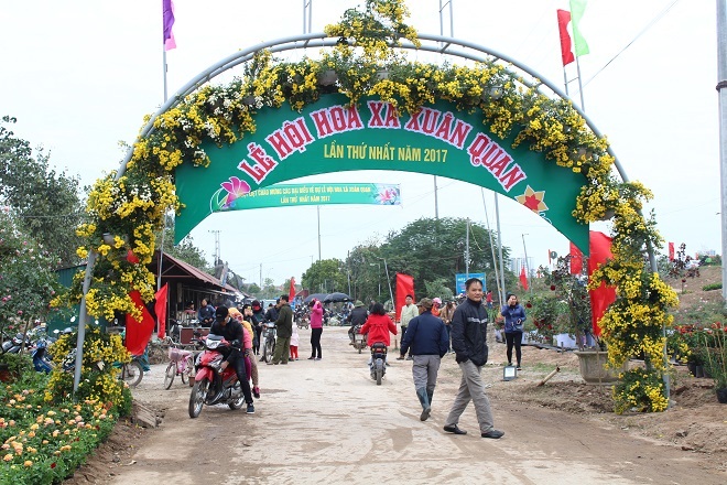 Người dân ùn ùn đổ về lễ hội làng hoa lớn nhất Miền Bắc