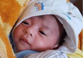 Phát hiện bé gái 20 ngày tuổi bị mẹ bỏ rơi trước cửa cơ sở mầm non