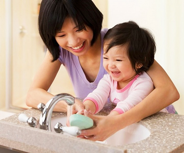 rửa tay bảo vệ bé không ốm mùa lạnh
