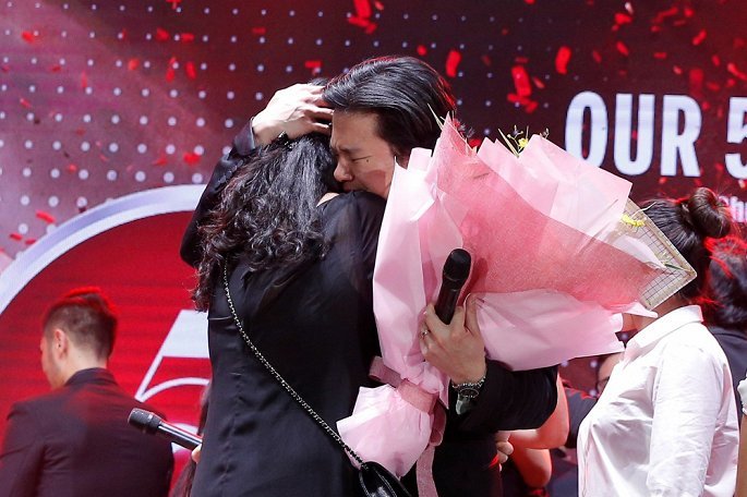 Thanh Bùi ôm chặt vợ bật khóc trên sân khấu