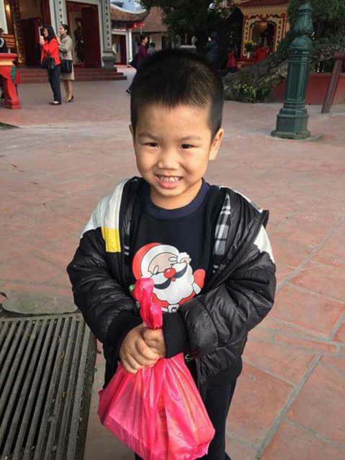 Bé trai khoảng 4 tuổi bị thất lạc người thân ở Phủ Tây Hồ