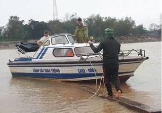 Quảng Nam: Thợ lặn vớt gỗ lậu lâm tặc phi tang dưới sông giữa giá rét