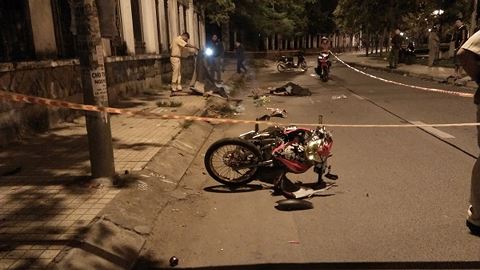 Bàng hoàng 2 thanh niên tử vong cạnh xe Exciter hỏng ở Sài Gòn 