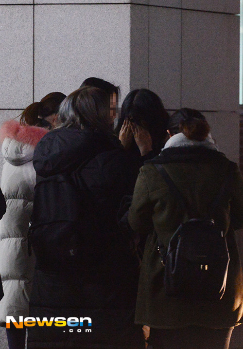 Fan túc trực bên ngoài bệnh viện tưởng nhớ Jong Hyun (SHINee)