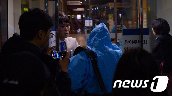 Fan túc trực bên ngoài bệnh viện tưởng nhớ Jong Hyun (SHINee)