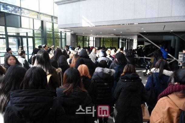 Nghệ sĩ và fan hâm mộ khóc nức nở tới viếng Jonghyun (SHINee)