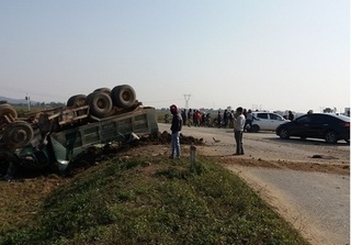 Thanh Hóa: Xe con và xe tải tông liên hoàn, 3 người thương vong