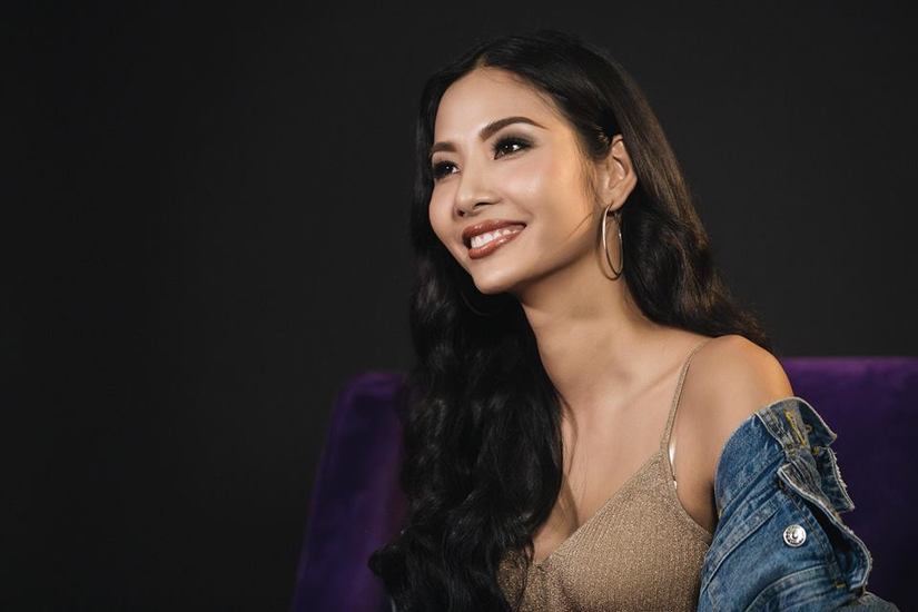 Hoàng Thùy lên ngôi Hoa hậu Hoàn vũ Việt Nam 2017