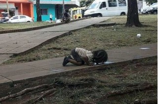 Nhìn cô bé nghèo quỳ gối uống nước bên đường, bạn nghĩ gì?