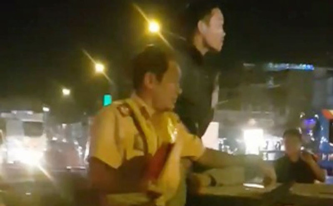 Phẫn nộ tài xế hành hung CSGT giữa phố ở Đồng Nai