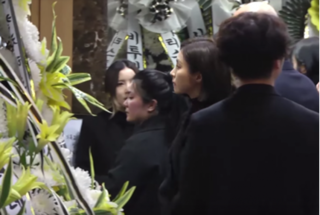 Bạn gái cũ đau buồn, bật khóc tại lễ tang Jonghyun 