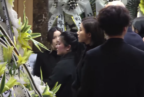 Bạn gái cũ gương mặt hốc hác, thất thần bật khóc tại lễ tang Jonghyun (SHINee)