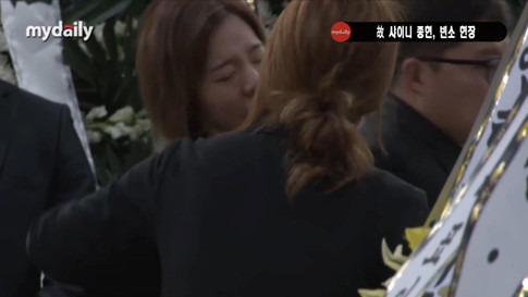 Nữ diễn viên Shin Se Kyung tại tang lễ Jonghyun.