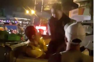 Tạm giữ tài xế đánh CSGT túi bụi sau khi lật xe ở Đồng Nai