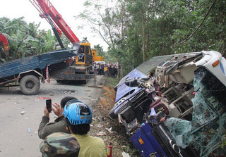 Những hình ảnh kinh hoàng trong vụ tai nạn xe khách tại Quảng Nam