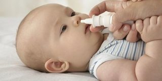 Nên hay không dùng nước muối sinh lý rửa mắt, mũi cho trẻ hàng ngày?