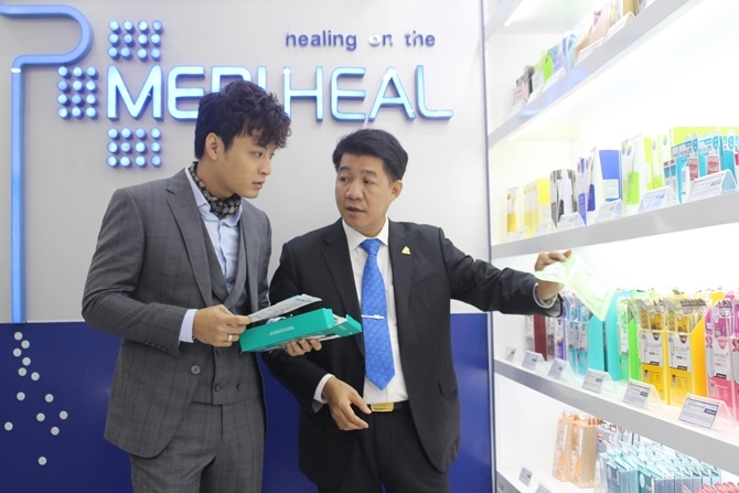 Diễn viên Hồng Đăng tham gia lễ ra mắt showroom Mediheal Hà Nội b