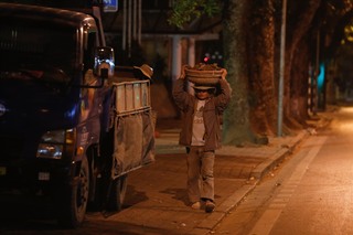 Người lao động giữa đêm đông Hà Nội