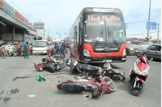 Xe khách tông hàng loạt xe máy chờ đèn đỏ, nhiều người bị thương
