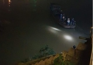 Danh tính 2 cán bộ y tế Yên Bái tử vong khi ô tô rơi xống sông Hồng
