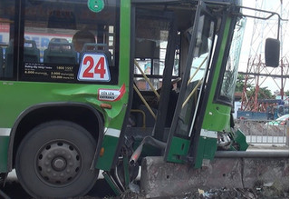 Xe buýt tông dải phân cách kinh hoàng, 4 người nhập viện 