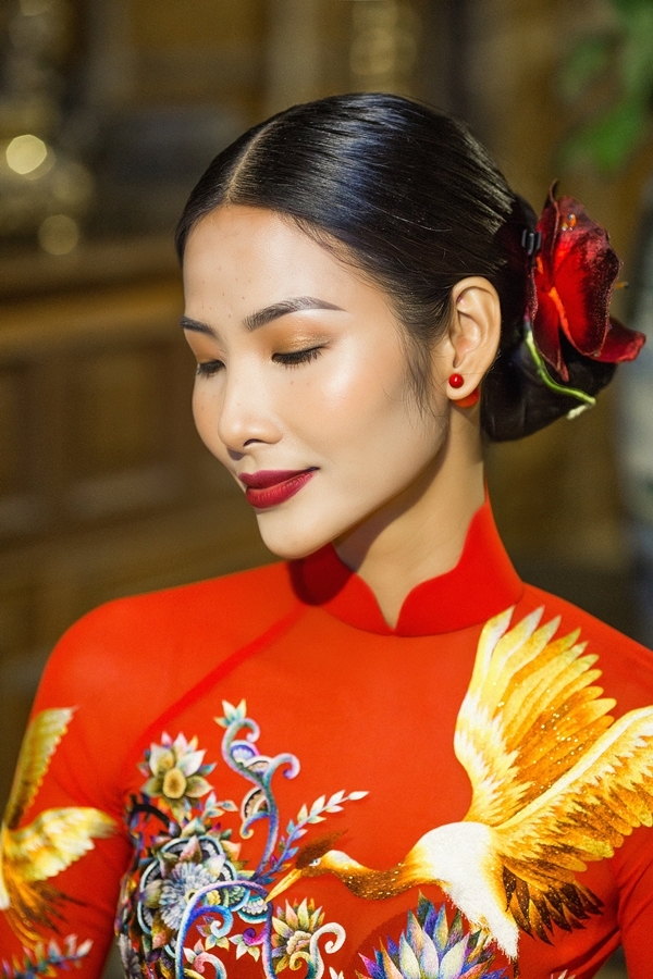 Hoàng Thuỳ Hoa hậu Hoàn vũ Việt Nam 2