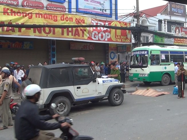 Tai nạn kinh hoàng, xe máy chở 3 tông chết người đàn ông ở Sài Gòn 