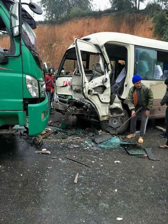 Ô tô tải đấu đầu xe khách, nhiều hành khách bị thương