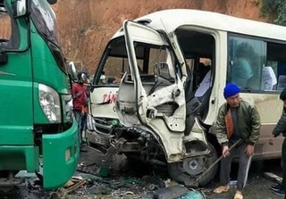 Tuyên Quang: Ô tô tải đấu đầu xe khách, nhiều người bị thương