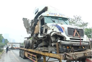 Container mất lái đâm vào 3 xe tải trên đại lộ Thăng Long