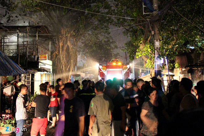 Cháy lớn dọc kênh Đôi ở Sài Gòn, 6 căn nhà bị thiêu trong đêm