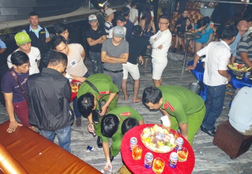 Cảnh sát đột kích quán bar ở Biên Hòa, tạm giữ gần 200 dân chơi