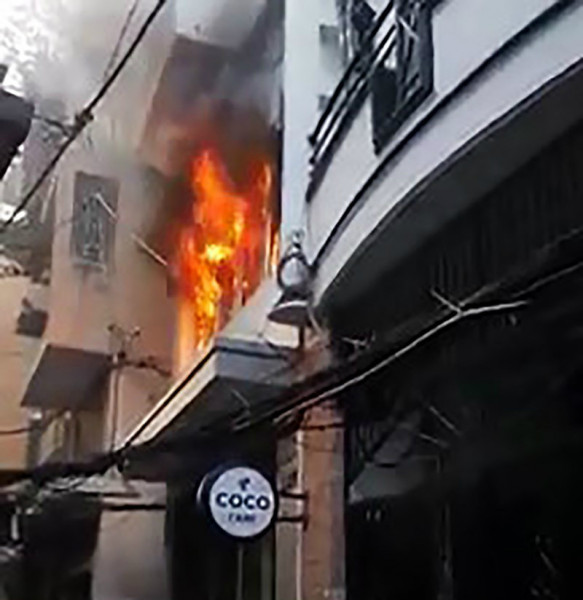 Giải cứu người phụ nữ thoát chết sau đám cháy ở phố Tây Sài Gòn