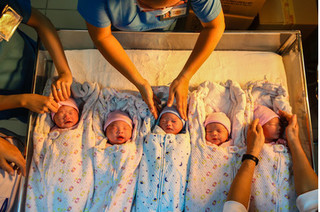 5 em bé chào đời ở thời khắc bước sang năm 2018