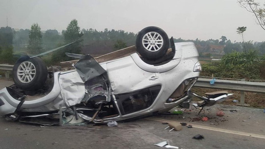 Xe ô tô 7 chỗ lật ngửa trên cao tốc khiến 2 người bị thương nặng