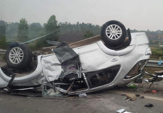 Xe ô tô 7 chỗ lật ngửa trên cao tốc khiến 2 người bị thương nặng