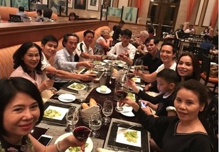 Kim Lý đón chào năm 2018 bên gia đình Hồ Ngọc Hà