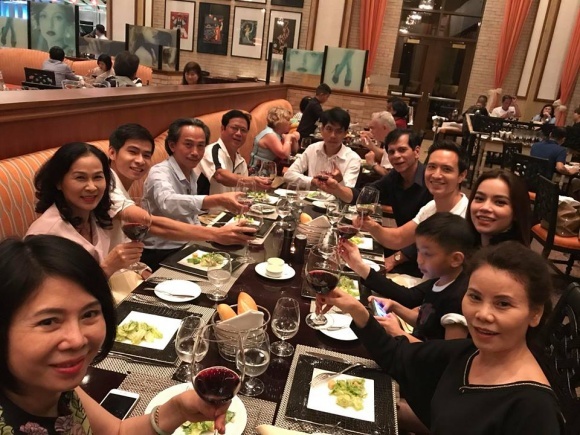 Kim Lý đón chào năm 2018 bên gia đình Hồ Ngọc Hà