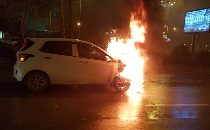 Hà Nội: Xe ô tô 4 chỗ bốc cháy ngùn ngụt giữa đường trong mưa phùn 