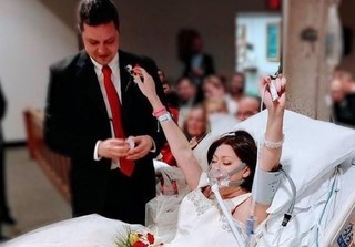 Lễ cưới đẫm nước mắt của cô gái bị ung thư 18 tiếng trước khi qua đời