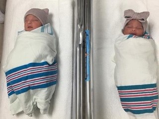 Ra đời cách nhau 18 phút, chị em sinh đôi vẫn hơn nhau tới 1 tuổi