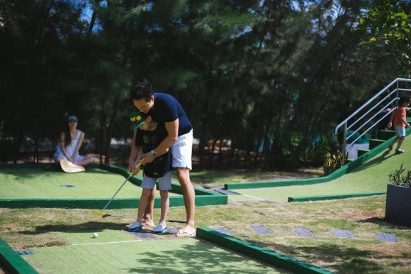 Kim Lý ân cần dạy con trai Hồ Ngọc Hà đánh golf 4